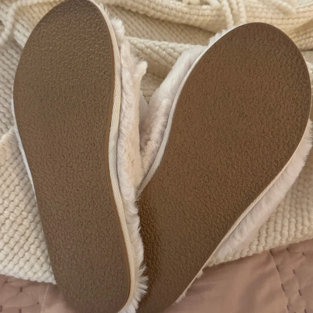 Anthropologie Plush Faux Fur Slippers- cream.  Worn once , too wide M/L - Picture 3 of 3